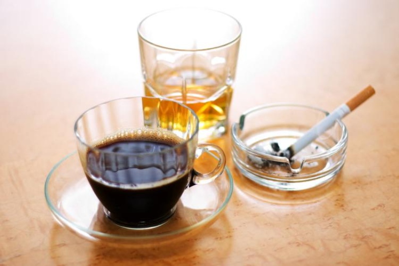 Bia, rượu, cà phê là những thức uống cần tránh sau khi cắt mí