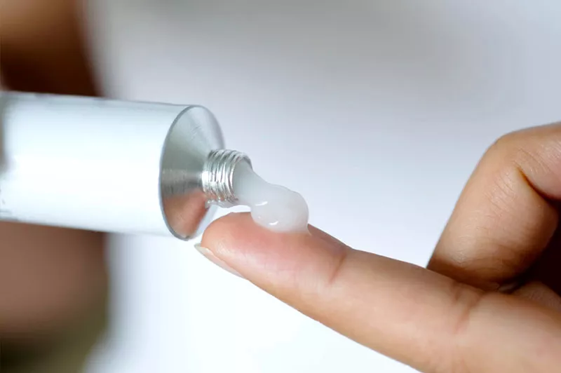 Tùy vào thời điểm sau cắt mí và dấu hiệu mới có thể quyết định bôi thuốc