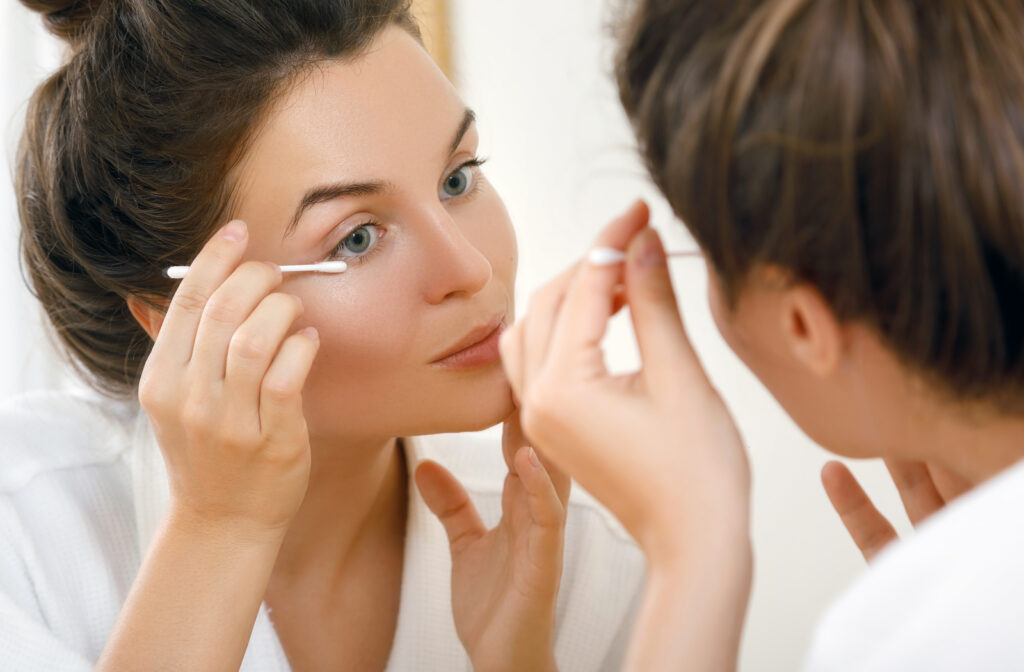 Chỉ nên vệ sinh mí mắt bằng nướ muối sinh lý và tăm bông trong 24h đầu