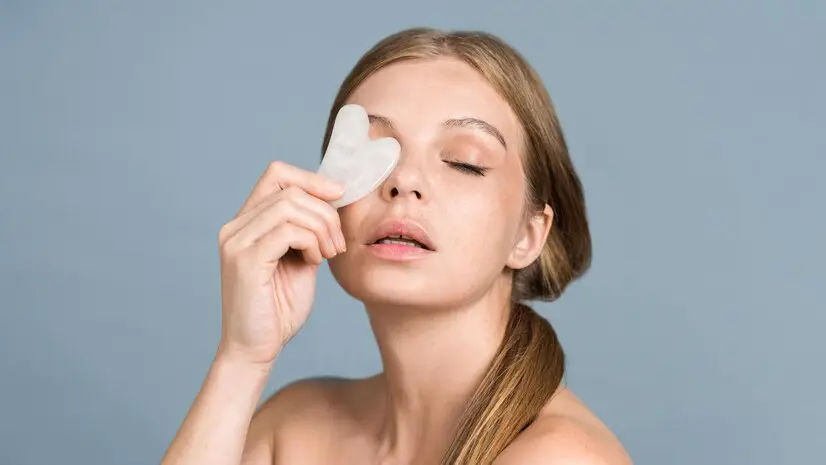 Giai đoạn đầu sau cắt mí nên chườm lạnh để mí mắt nhanh hồi phục
