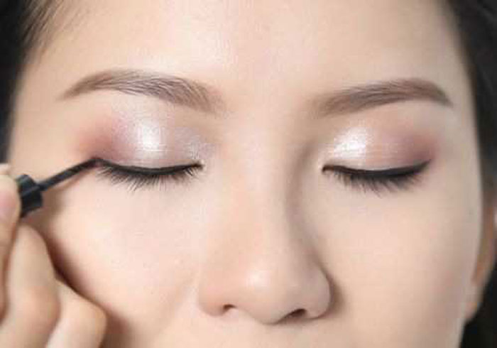 Trước khi trang điểm nên vệ sinh dụng cụ kỹ càng