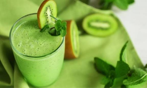 Kiwi và rau xanh có thể kết hợp thành sinh tố dễ uống và giàu chất xơ.