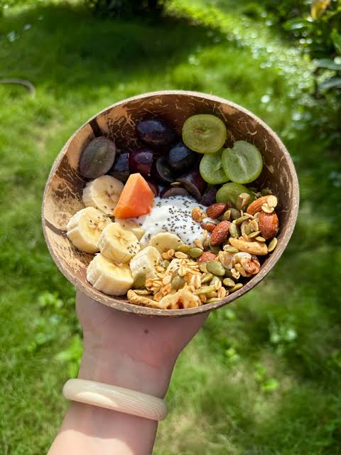 Sữa chua có thể kết hợp trái cây, một ít granola hoặc hạt để tạo bữa sáng cân bằng hơn.