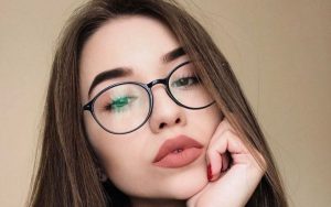 Đôi mắt nổi bật với hàng mi cong sau cặp kính cận.