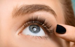 Người có lông mi kép thường có đôi hàng mi dày và đôi mắt cuốn hút