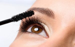 Thường xuyên trang điểm khiến lông mi không còn chắc khỏe