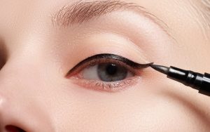Chọn kẻ mắt bằng eyeliner lông phù hợp với nàng mí lót
