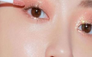 Đánh nhũ mắt đậm dần từ đuôi mắt vào