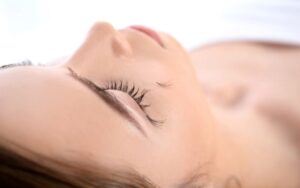 Uốn mi có thể gây rụng mi