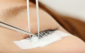 Bật mí phương pháp tháo mi giả chuyên nghiệp