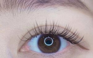 Nối mi mắt ướt giúp tôn lên dáng vẻ dịu dàng