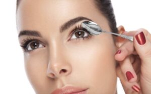 Làm cong mi bằng thìa