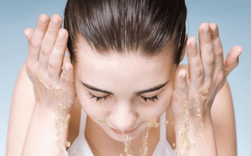Lưu ý rửa mặt và chăm sóc mi nối nhẹ nhàng để hạn chế gãy rụng