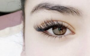 Kiểu nối mi đuôi cá phù hợp để nối mi bằng tơ