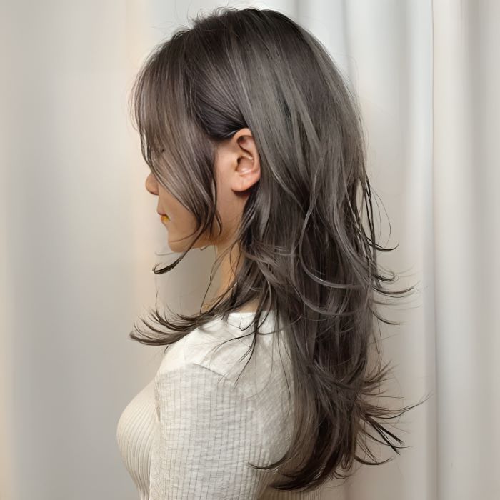 Tóc sư tử so le từng tầng trở thành tâm điểm của mọi ánh nhìn