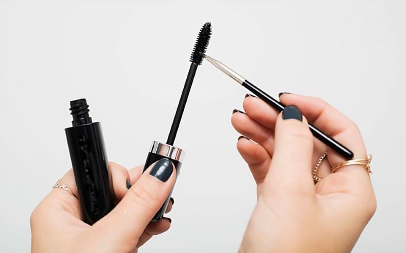 Loại mascara không chứa dầu phù hợp cho mi nối