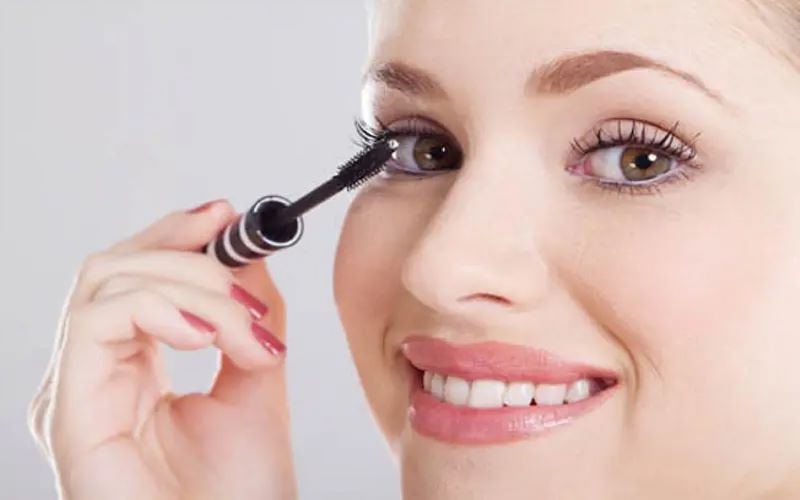 Chị em nên tránh sử dụng loại mascara không thấm nước