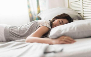 Chị em cần hạn chế nằm sấp lúc ngủ sau khi uốn mi