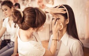 Nghề nối mi khi kết hợp với các ngành nghề làm đẹp khác sẽ dễ dàng nâng mức thu nhập tốt