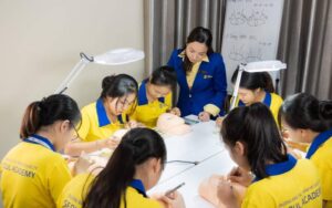 Các bạn học viên học nghề spa sẽ được đào tạo theo lộ trình dựa theo kỹ năng của bản thân