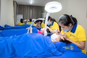 Học viên thực hành nối mi tại khóa học của Seoul Academy.