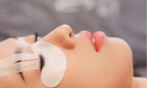 Uốn mi không tác động xâm lấn và không sử dụng hóa chất độc hại nên an toàn với mẹ bầu