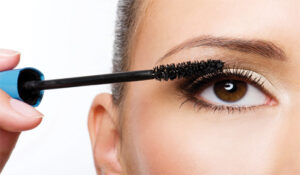 Mascara một trong các cách bấm mi cong và giữ vai trò quan trọng