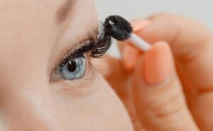 Bạn có thể chuốt mascara trước