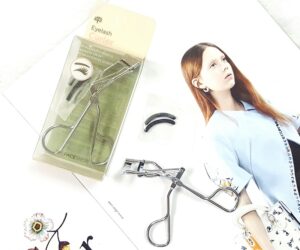 Kẹp mi The Face Shop sở hữu thiết kế đơn giản với miếng đệm lót êm ái, có thể thay mới