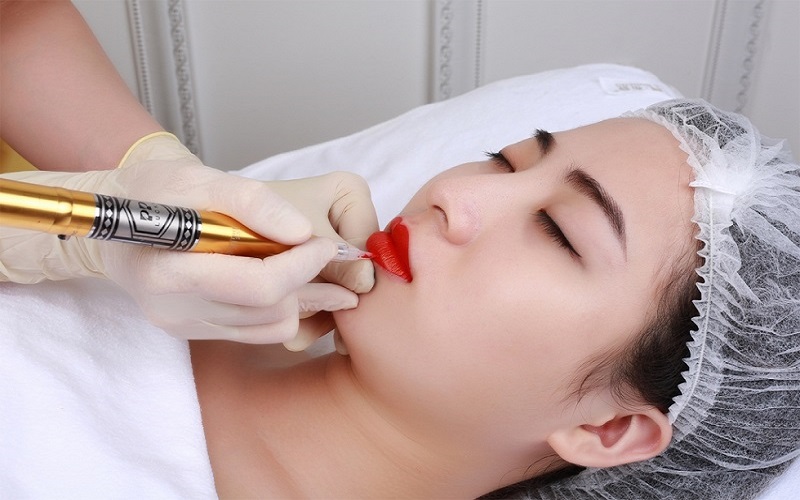 Khách hàng phun môi tại SeoulSpa.Vn