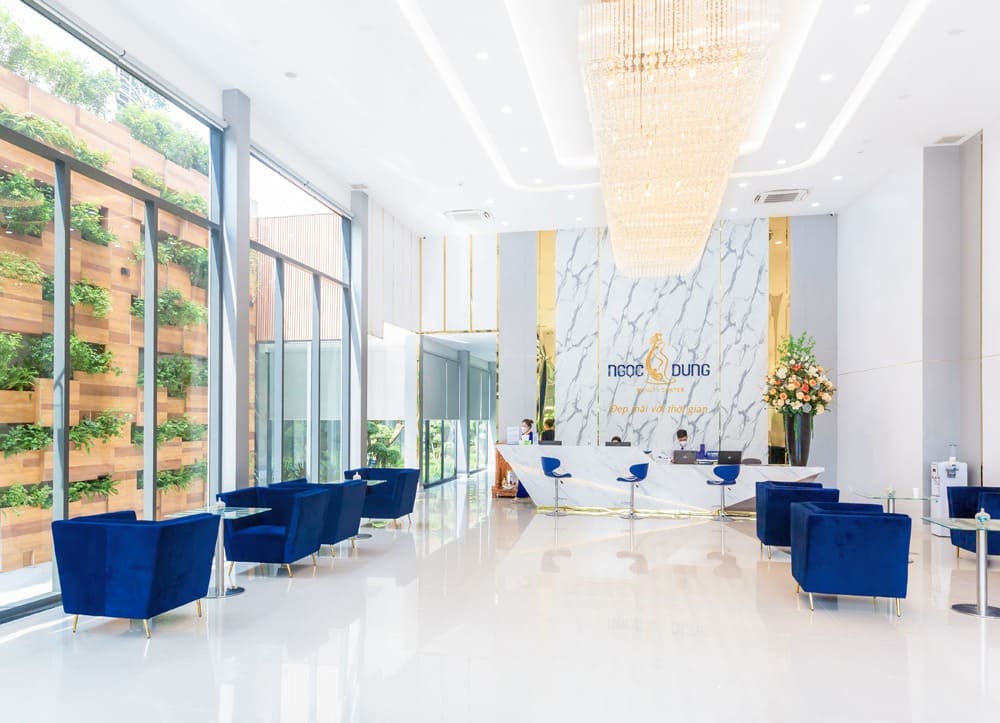Không gian sảnh chờ sang trọng, đồng bộ với tông màu đặc trưng của hệ thống Thẩm mỹ viện Ngọc Dung