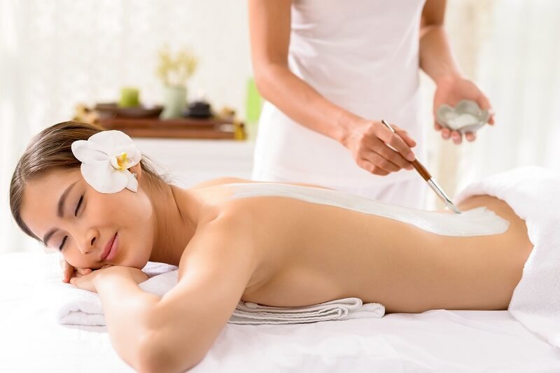 Khách hàng trải nghiệm liệu trình tắm trắng bằng thảo dược tại Thu Cúc Clinics