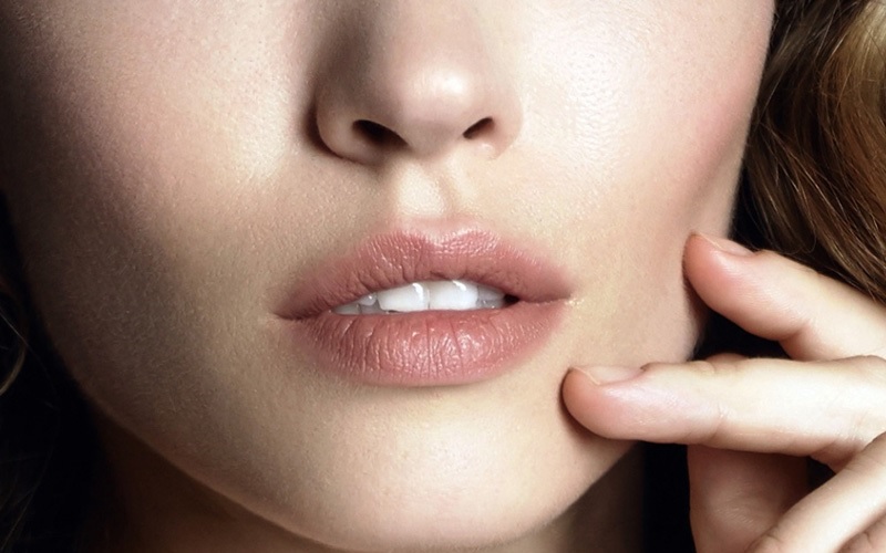 Không được dùng tay chạm hoặc bóc tách lớp vảy sau xăm