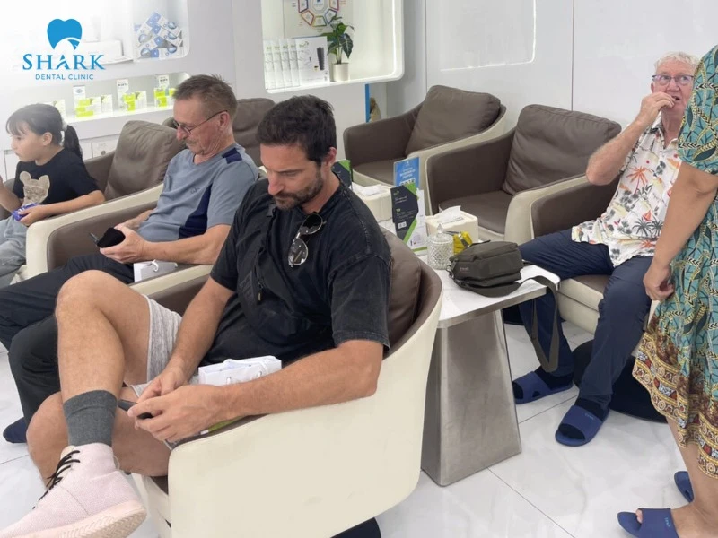 You should choose a dental clinic with well-equipped facilities, experienced dentists, and modern technology