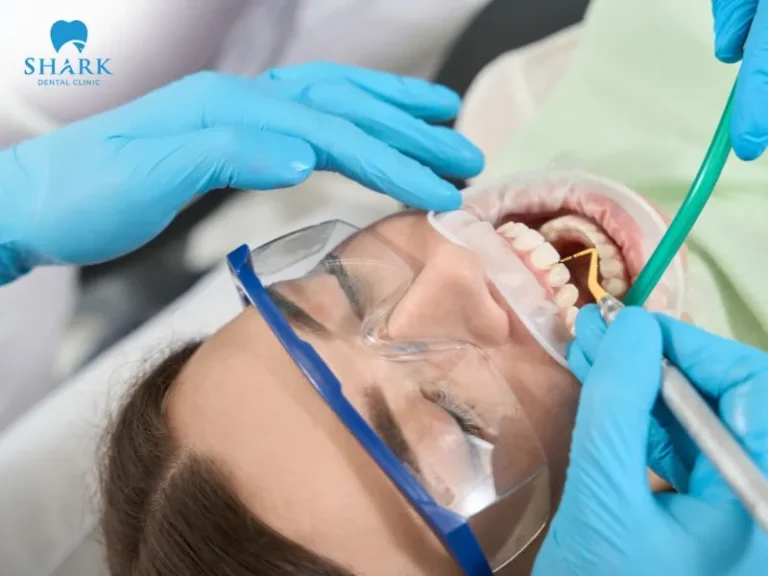 The cost of teeth scaling ranges from approximately 400,000 to 2,500,000 VND.