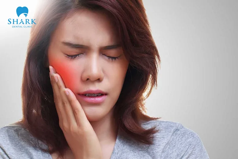 Tooth sensitivity after filling may be accompanied by symptoms such as pain and swelling