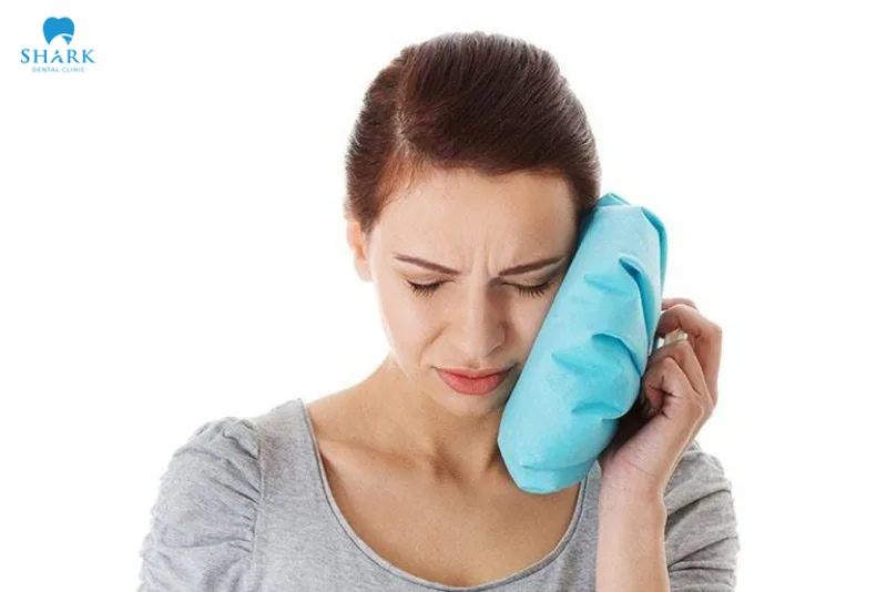 Applying ice packs and rinsing with salt water are methods to relieve tooth pain caused by sensitivity