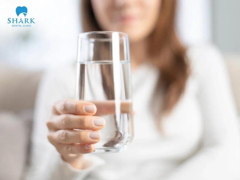 It is recommended to drink plenty of water throughout the day to clean the oral cavity and reduce the risk of cavities during orthodontic treatment