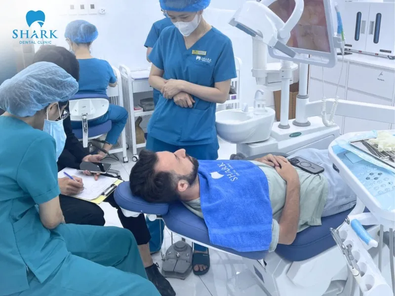 You should research and choose a reputable dental clinic for veneer application, with a clear and professional treatment process