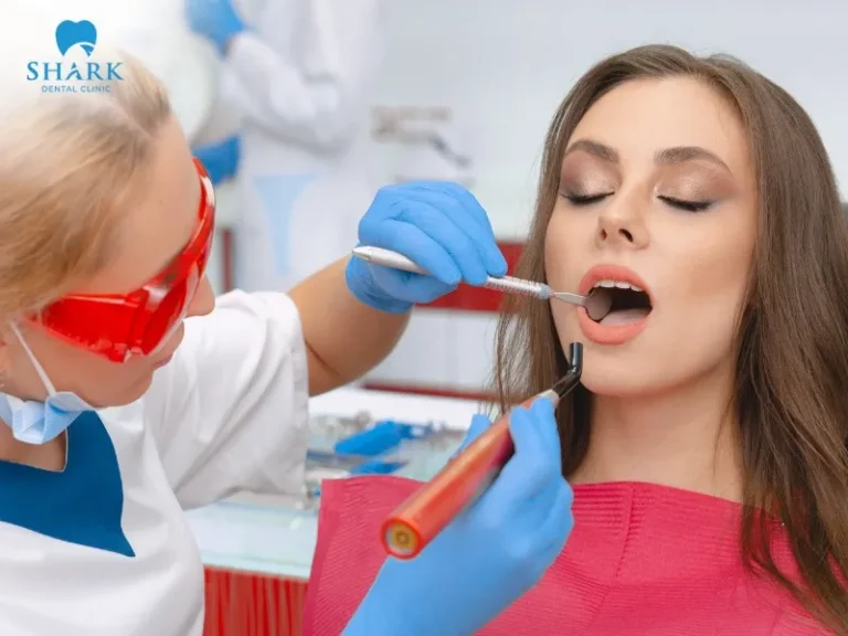 You should prioritize choosing a dental clinic with modern facilities, advanced equipment and technology, and a team of highly skilled dentists