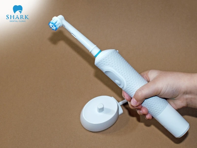 An electric toothbrush provides optimal oral hygiene and convenience during use, but comes at a higher price