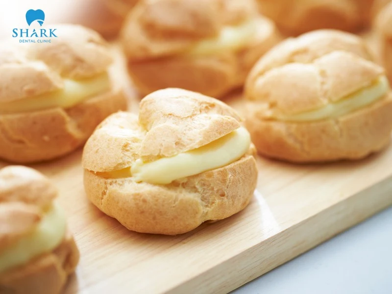 People with braces or undergoing orthodontic treatment can eat cream puffs in moderation