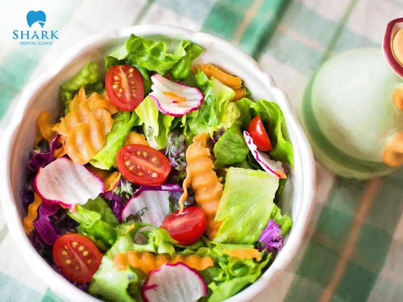 People with braces should combine pizza with other healthy side dishes such as salads, vegetable soups, and fresh fruit juices