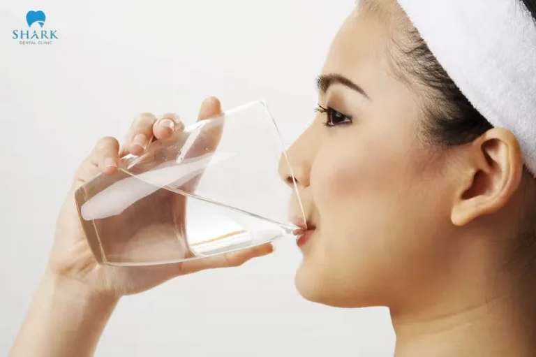 In the first days after implantation, you should only rinse your mouth gently with saline solution or a mouthwash containing Chlorhexidine