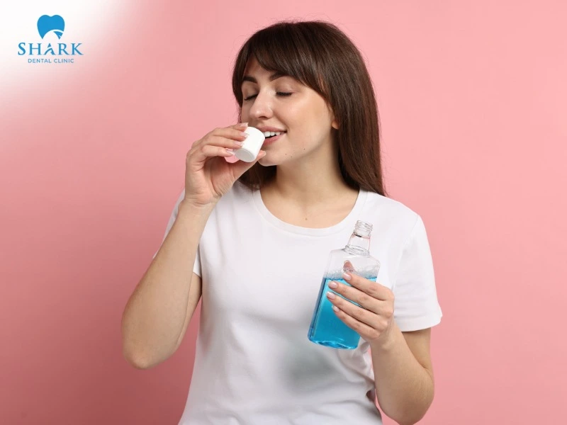 Antibacterial mouthwash helps kill bacteria inside the oral cavity effectively, preventing plaque buildup between teeth