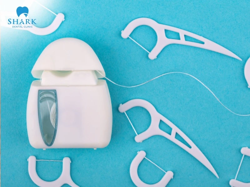 Dental floss has a small size, thin strands, and good elasticity, helping effectively clean food debris in the mouth