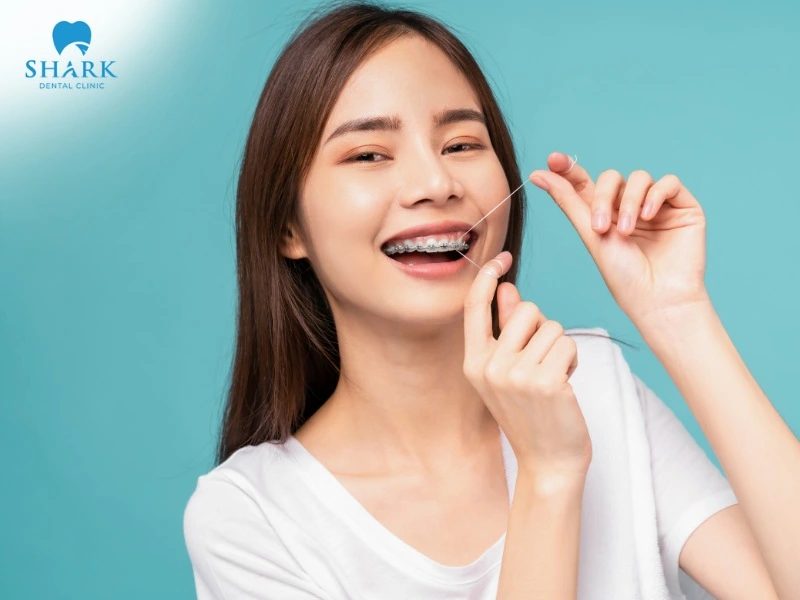 Using dental floss helps prevent oral diseases and effectively removes yellow plaque buildup on teeth