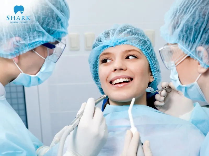 The process of getting porcelain crowns for front teeth at dental clinics must follow standard procedures