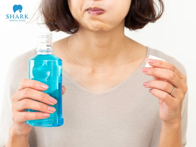 To maintain effective oral care, people with braces should combine thorough tooth brushing and careful rinsing daily