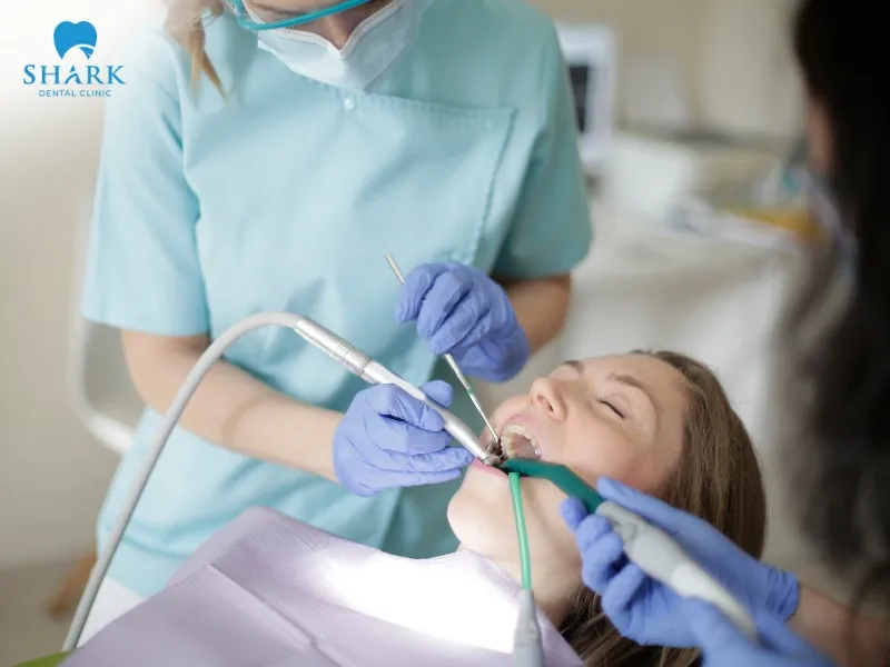 Before the extraction, the patient receives local anesthesia and a thorough cleaning of the entire oral cavity to reduce pain and prevent infection